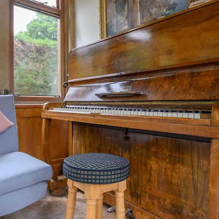 Poplar - Book Your Spring Summer Events - Pass The Keys 度假居