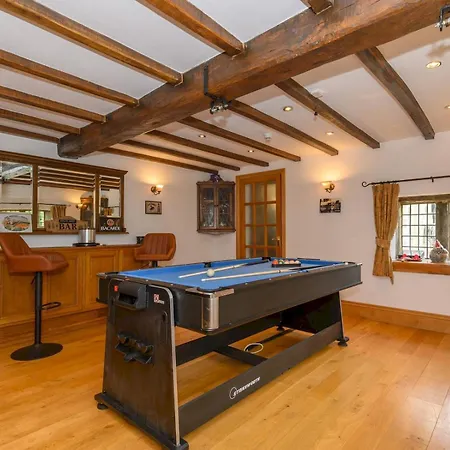 Poplar - Book Your Spring Summer Events - Pass The Keys 度假居 利兹