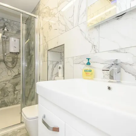 Semesterbostad Poplar - Book Your Spring Summer Events - Pass The Keys *