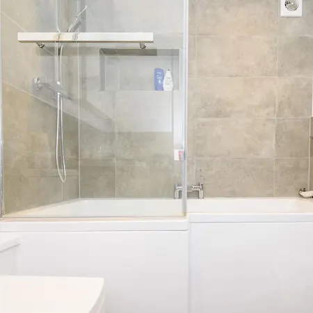 Poplar - Book Your Spring Summer Events - Pass The Keys 度假居 利兹