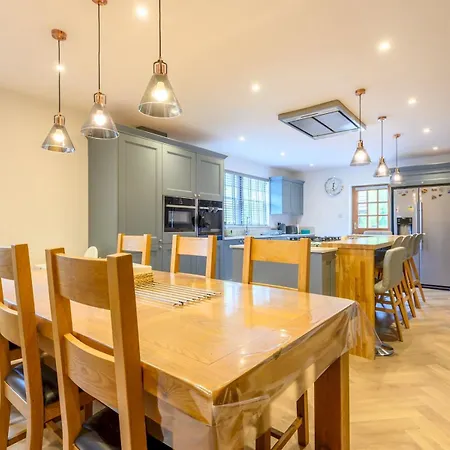 Poplar - Book Your Spring Summer Events - Pass The Keys *