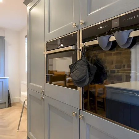 Poplar - Book Your Spring Summer Events - Pass The Keys 利兹