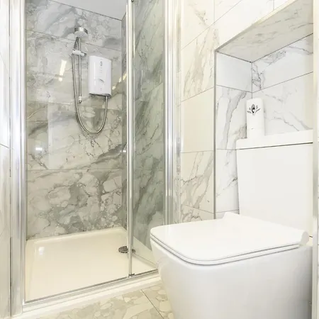 Poplar - Book Your Spring Summer Events - Pass The Keys 利兹