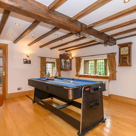 Poplar - Book Your Spring Summer Events - Pass The Keys * 利兹