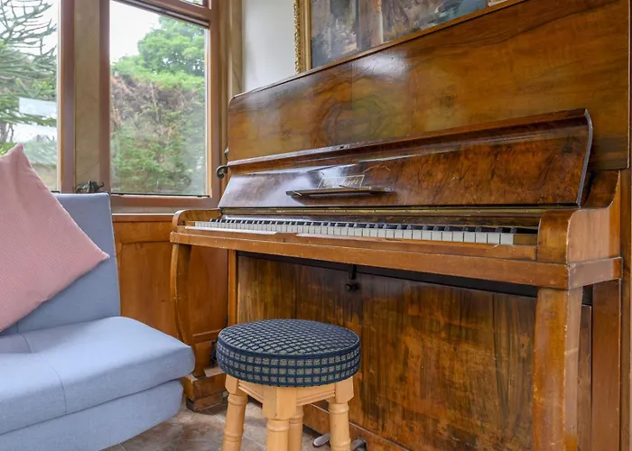 Poplar - Book Your Spring Summer Events - Pass The Keys Holiday home