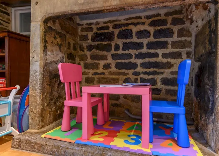 Poplar - Book Your Spring Summer Events - Pass The Keys 利兹