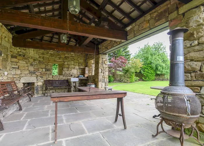 Poplar - Book Your Spring Summer Events - Pass The Keys 度假居