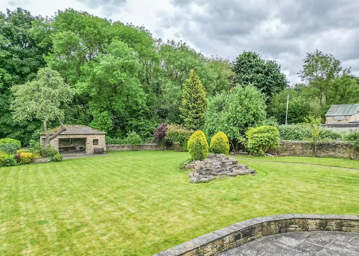 Poplar - Book Your Spring Summer Events - Pass The Keys *