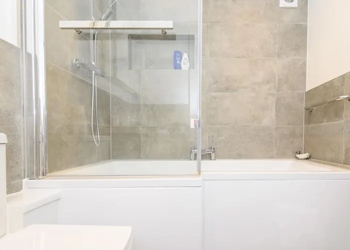 Poplar - Book Your Spring Summer Events - Pass The Keys 度假居 利兹