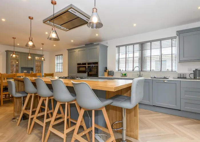 Poplar - Book Your Spring Summer Events - Pass The Keys Holiday home *