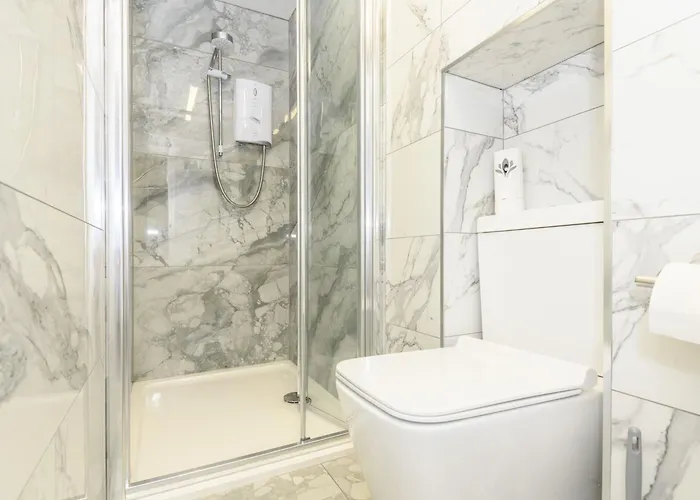 Poplar - Book Your Spring Summer Events - Pass The Keys 利兹