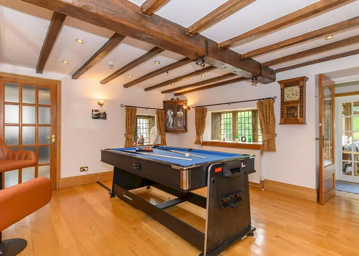 Poplar - Book Your Spring Summer Events - Pass The Keys * 利兹