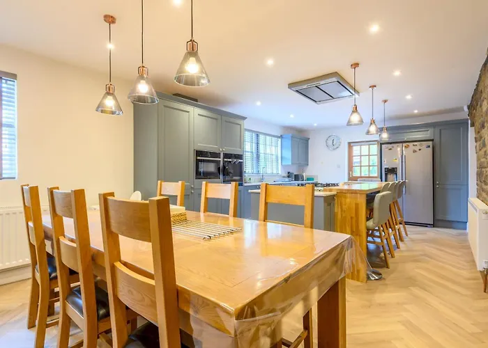 Poplar - Book Your Spring Summer Events - Pass The Keys *